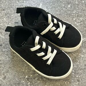 Baby gap black sneakers, size 6 USA. Never worn no tags.